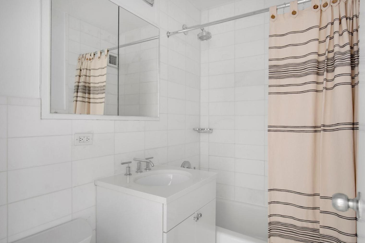 Midtown 1br W Gym Doorman Nr Grand Central Nyc-745 Apartment New York